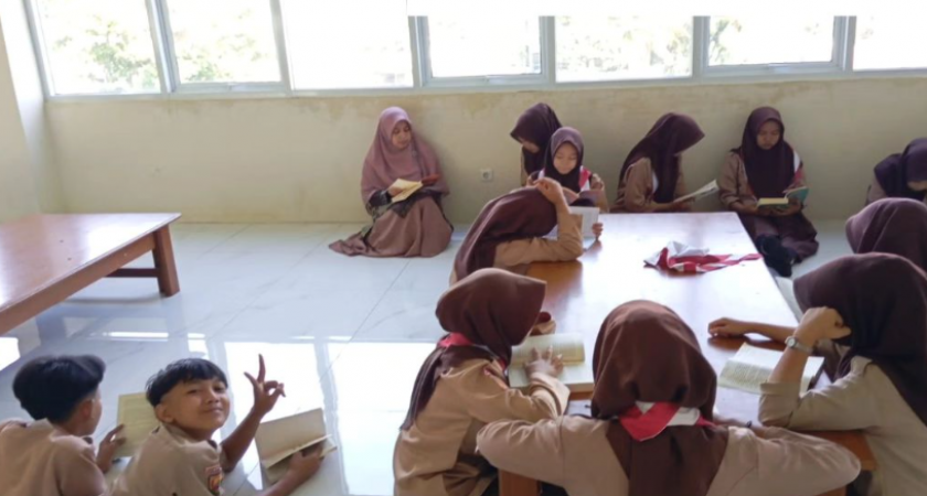 Dekatkan Siswa dengan Buku, Guru Ajak Siswa Belajar di Perpustakaan
