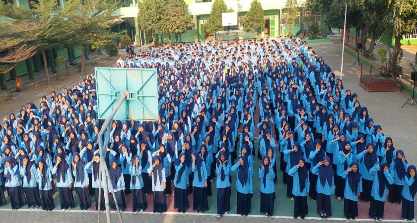 Siswa MTsN 4 Bogor Menyambut Pagi dengan Ceria